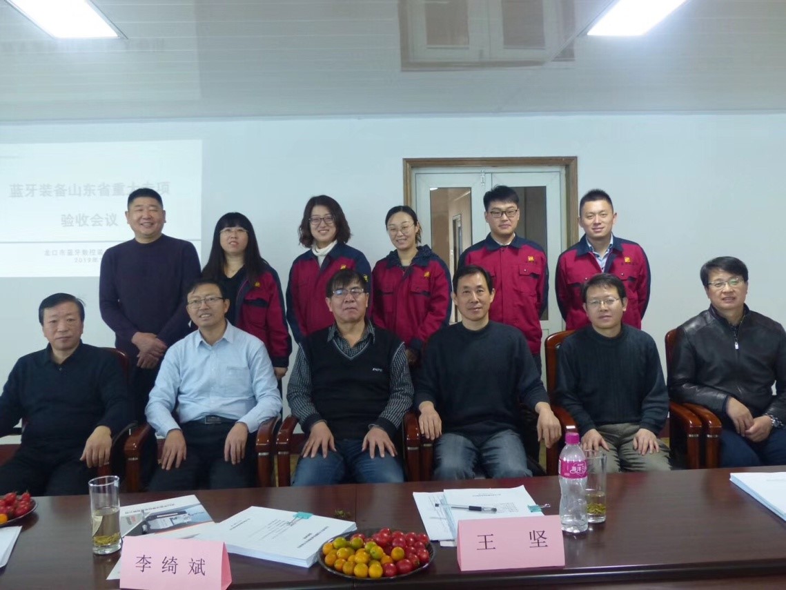 公司項(xiàng)目主要負(fù)責(zé)人和項(xiàng)目組專家成員合影留念 公司項(xiàng)目主要負(fù)責(zé)人和項(xiàng)目組專家成員合影留念