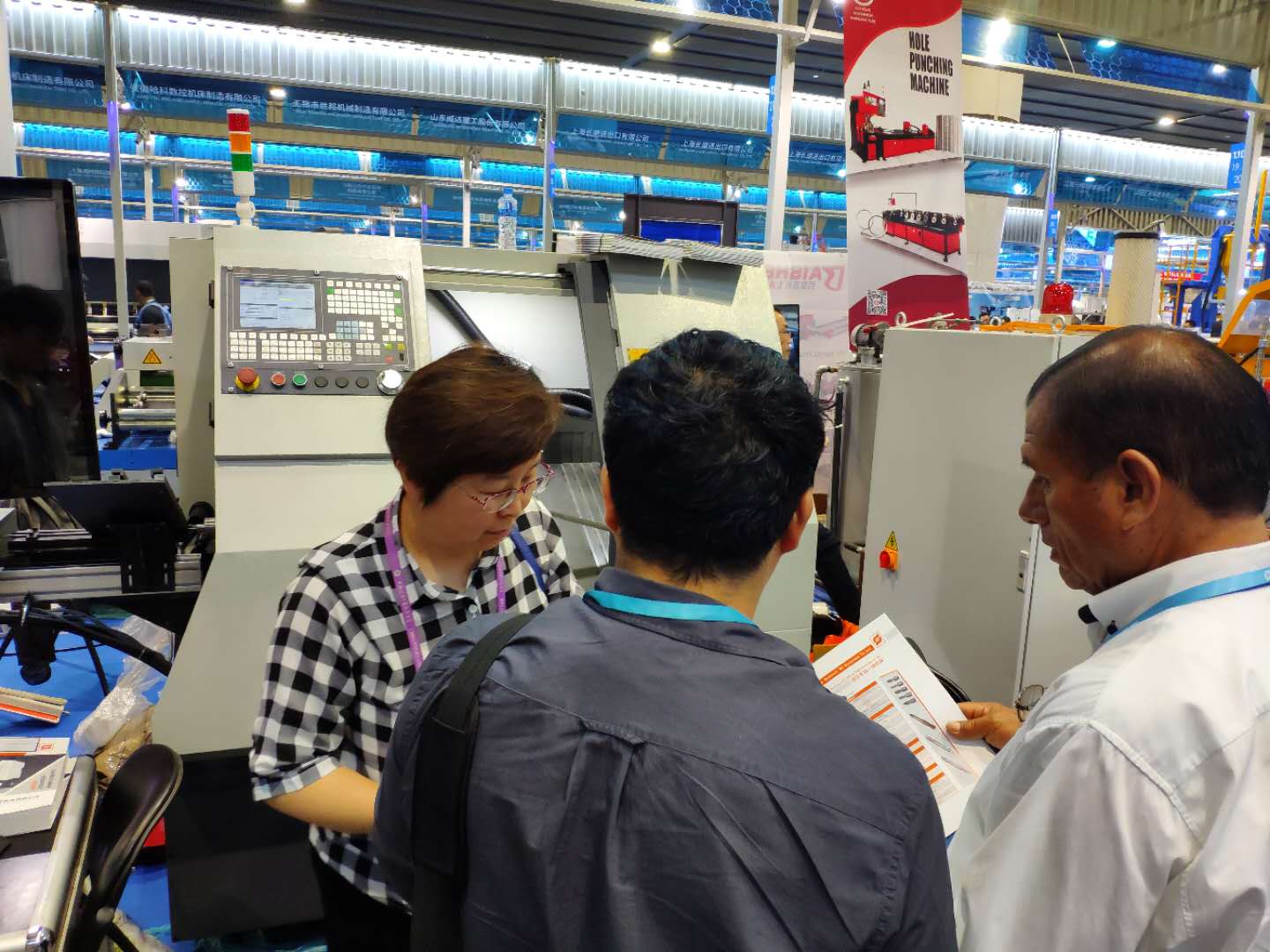 藍(lán)牙裝備攜起子頭加工設(shè)備征戰(zhàn)廣交會